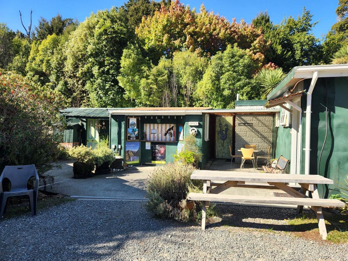 Possum Lodge Manapouri Bagian luar foto